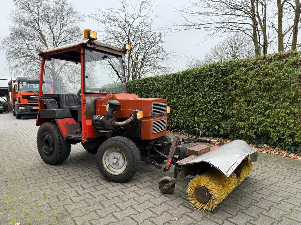 Kleintraktor Hako 3800D Hydrostat mit hydraulischer Kehrbürste - Compact tractor: picture 1 Kleintraktor Hako 3800D Hydrostat mit hydraulischer Kehrbürste - Compact tractor: picture 1
