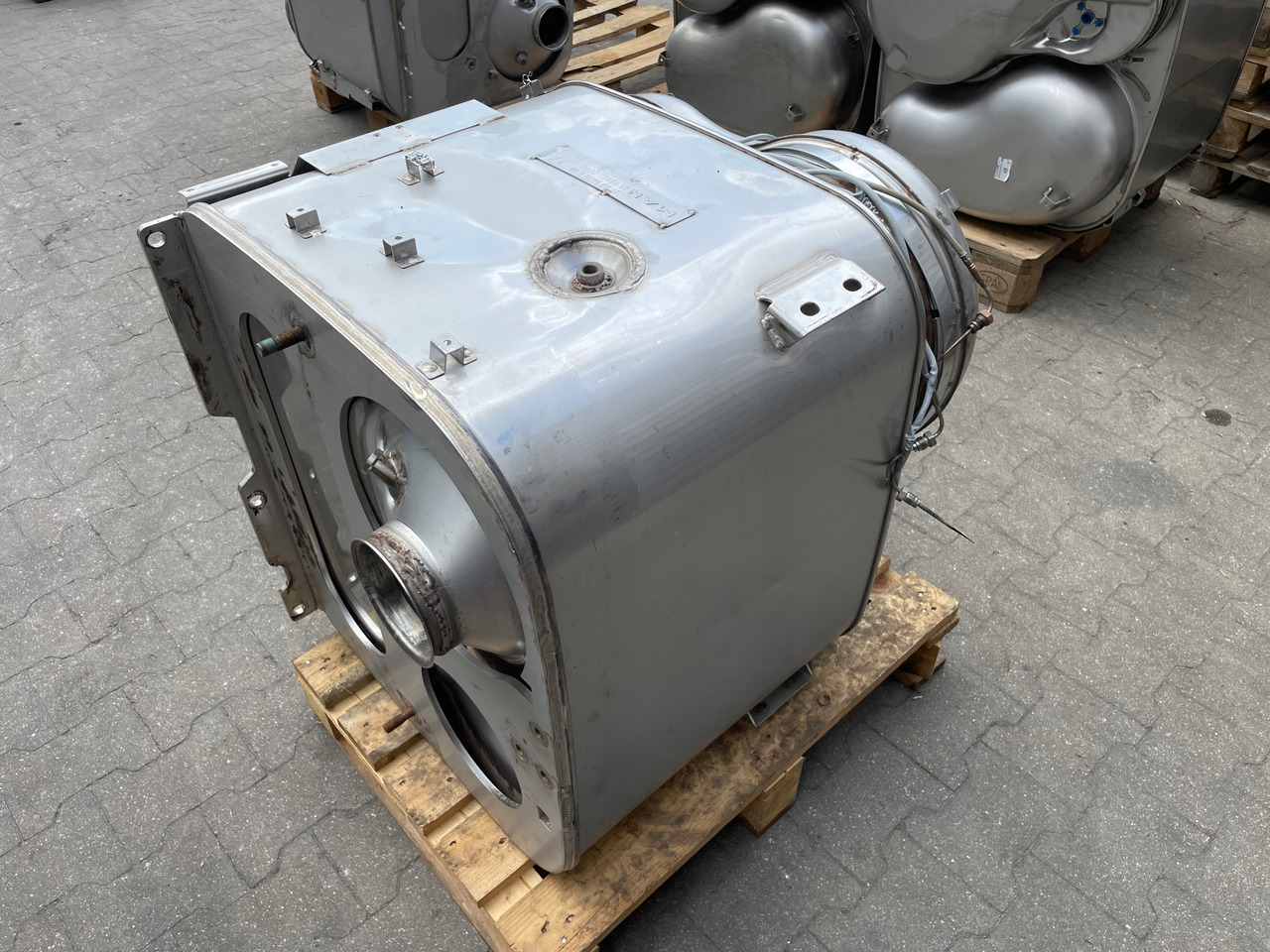 KATALIZATOR MAN TGX TGS EURO 6 DPF TŁUMIK WYDECH 81151036114 - Exhaust pipe for Truck: picture 4 KATALIZATOR MAN TGX TGS EURO 6 DPF TŁUMIK WYDECH 81151036114 - Exhaust pipe for Truck: picture 4