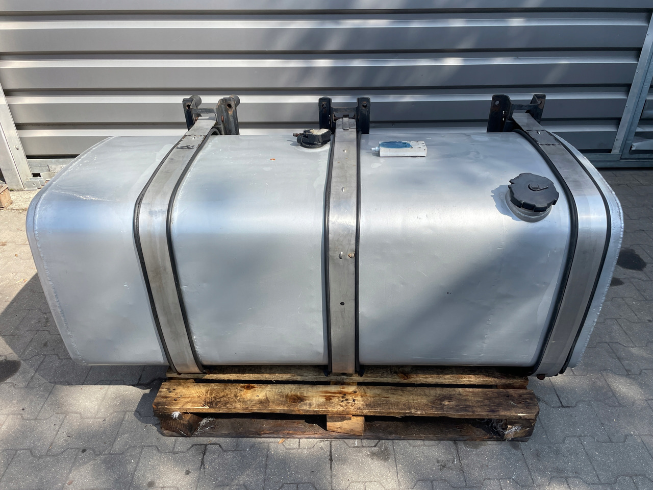 ZBIORNIK PALIWA MAN F 2000, F90 TGA TGX TGS 600 , 700 L - Fuel tank for Truck: picture 1 ZBIORNIK PALIWA MAN F 2000, F90 TGA TGX TGS 600 , 700 L - Fuel tank for Truck: picture 1