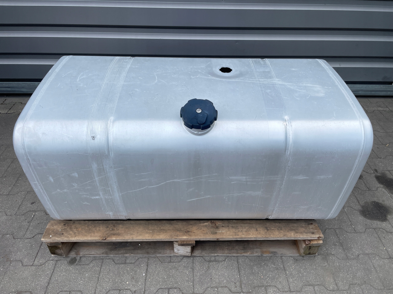 ZBIORNIK PALIWA MAN SCANIA DAF R 600 L IVECO - Fuel tank for Truck: picture 1 ZBIORNIK PALIWA MAN SCANIA DAF R 600 L IVECO - Fuel tank for Truck: picture 1