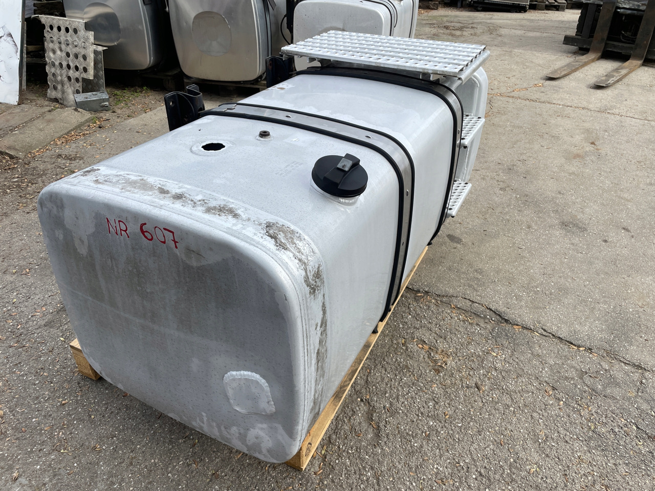 ZBIORNIK PALIWA MAN TGX TGS TGA 590 L 81122015663 - Fuel tank for Truck: picture 2 ZBIORNIK PALIWA MAN TGX TGS TGA 590 L 81122015663 - Fuel tank for Truck: picture 2