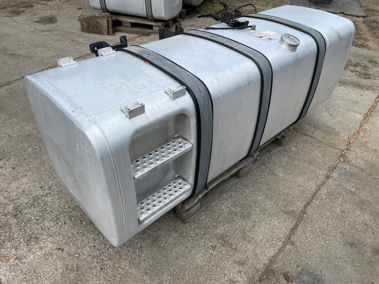 ZBIORNIK PALIWA MAN TGX TGS TGX3 TG3 910 L 81122016846 - Fuel tank for Truck: picture 2 ZBIORNIK PALIWA MAN TGX TGS TGX3 TG3 910 L 81122016846 - Fuel tank for Truck: picture 2