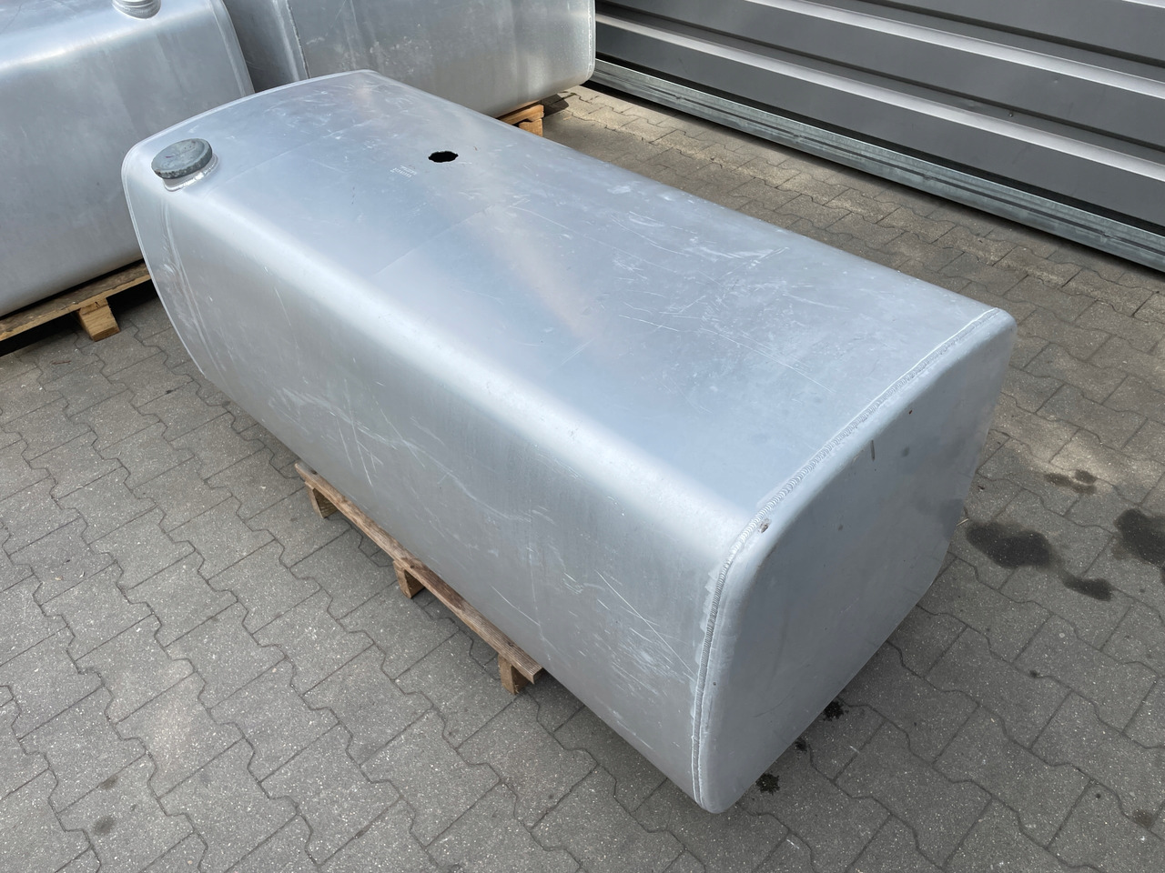 ZBIORNIK PALIWA VOLVO FH 12 FH12 20393553 - Fuel tank for Truck: picture 4 ZBIORNIK PALIWA VOLVO FH 12 FH12 20393553 - Fuel tank for Truck: picture 4