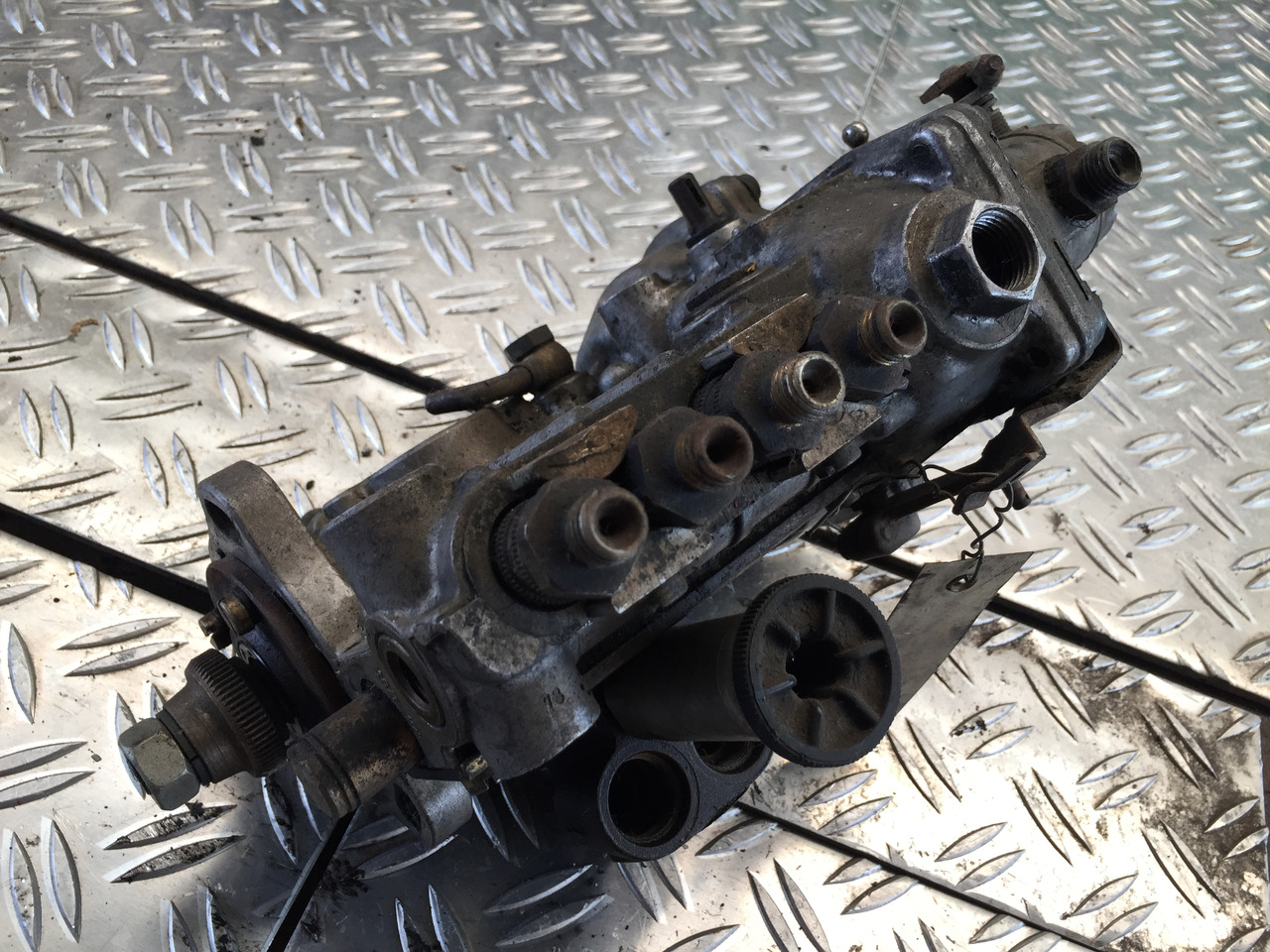 Gebrauchte Einspritzpumpe DB OM 616, Bosch - Nr. : 0 400 114 079 - Fuel pump for Truck: picture 1 Gebrauchte Einspritzpumpe DB OM 616, Bosch - Nr. : 0 400 114 079 - Fuel pump for Truck: picture 1