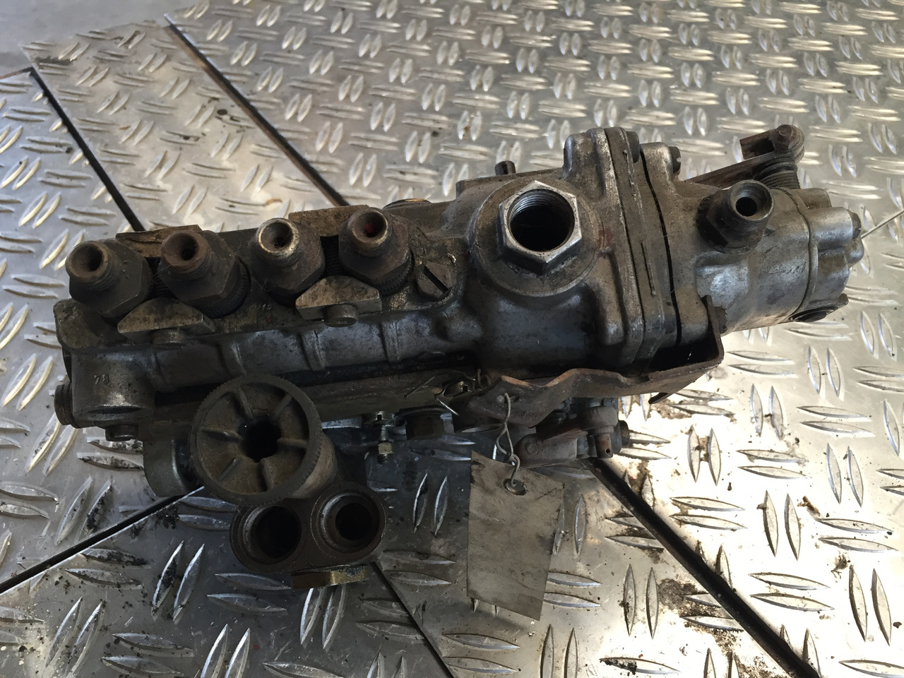 Gebrauchte Einspritzpumpe DB OM 616, Bosch - Nr. : 0 400 114 079 - Fuel pump for Truck: picture 2 Gebrauchte Einspritzpumpe DB OM 616, Bosch - Nr. : 0 400 114 079 - Fuel pump for Truck: picture 2