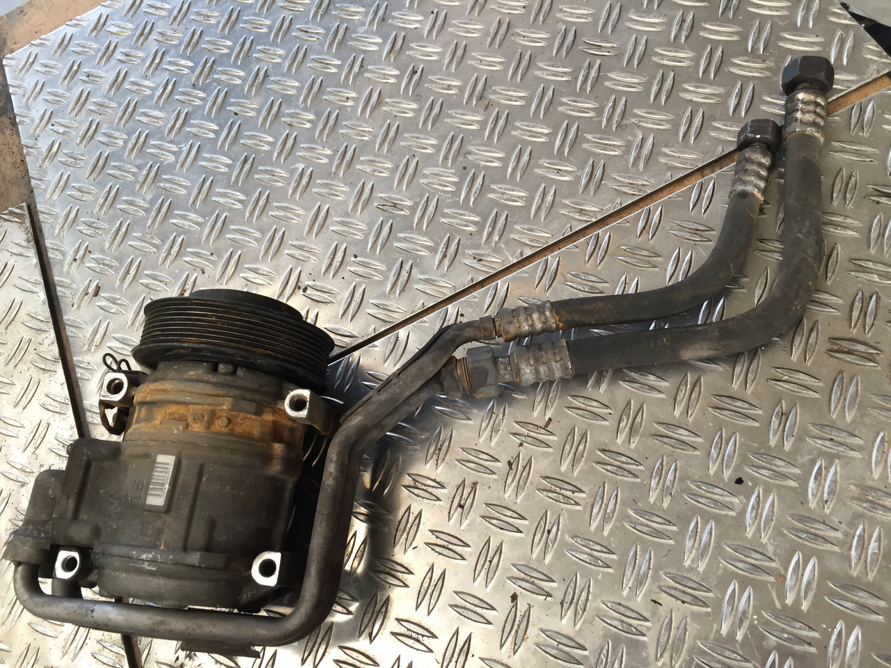 Gebrauchter Klimakompressor MB Axor 1824, Motor Typ : OM 906 LA, Artikel - Nr. : A 906 230 01 11 - A/C compressor for Truck: picture 4 Gebrauchter Klimakompressor MB Axor 1824, Motor Typ : OM 906 LA, Artikel - Nr. : A 906 230 01 11 - A/C compressor for Truck: picture 4