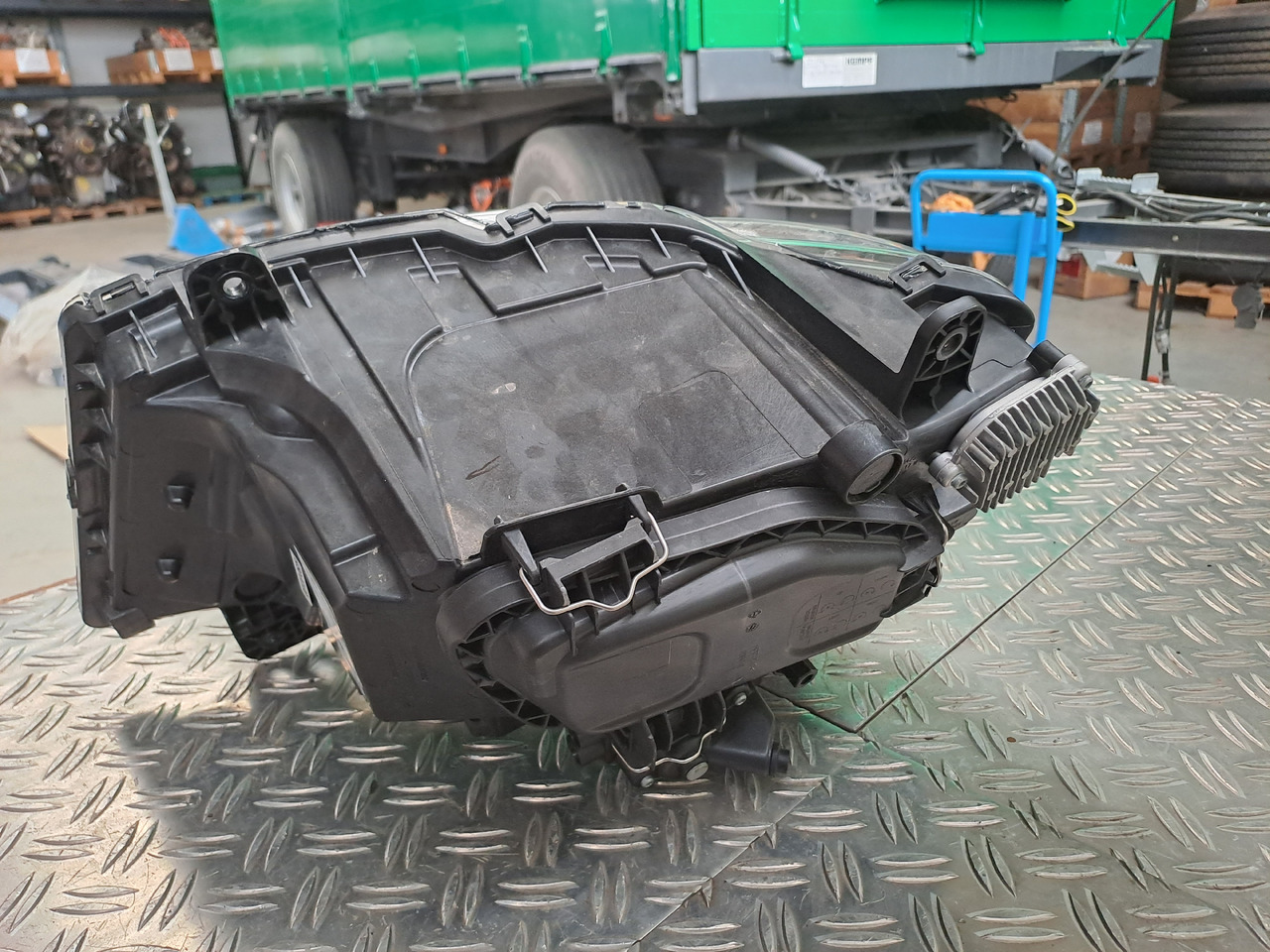 ---Neuwertiger Scheinwerfer und Träger MAN TG3 / TGS / TGX, Artikel - Nr. : 81.25101 - 6738 - Headlight for Truck: picture 3 ---Neuwertiger Scheinwerfer und Träger MAN TG3 / TGS / TGX, Artikel - Nr. : 81.25101 - 6738 - Headlight for Truck: picture 3