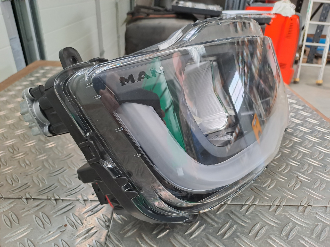 ---Neuwertiger Scheinwerfer und Träger MAN TG3 / TGS / TGX, Artikel - Nr. : 81.25101 - 6738 - Headlight for Truck: picture 4 ---Neuwertiger Scheinwerfer und Träger MAN TG3 / TGS / TGX, Artikel - Nr. : 81.25101 - 6738 - Headlight for Truck: picture 4