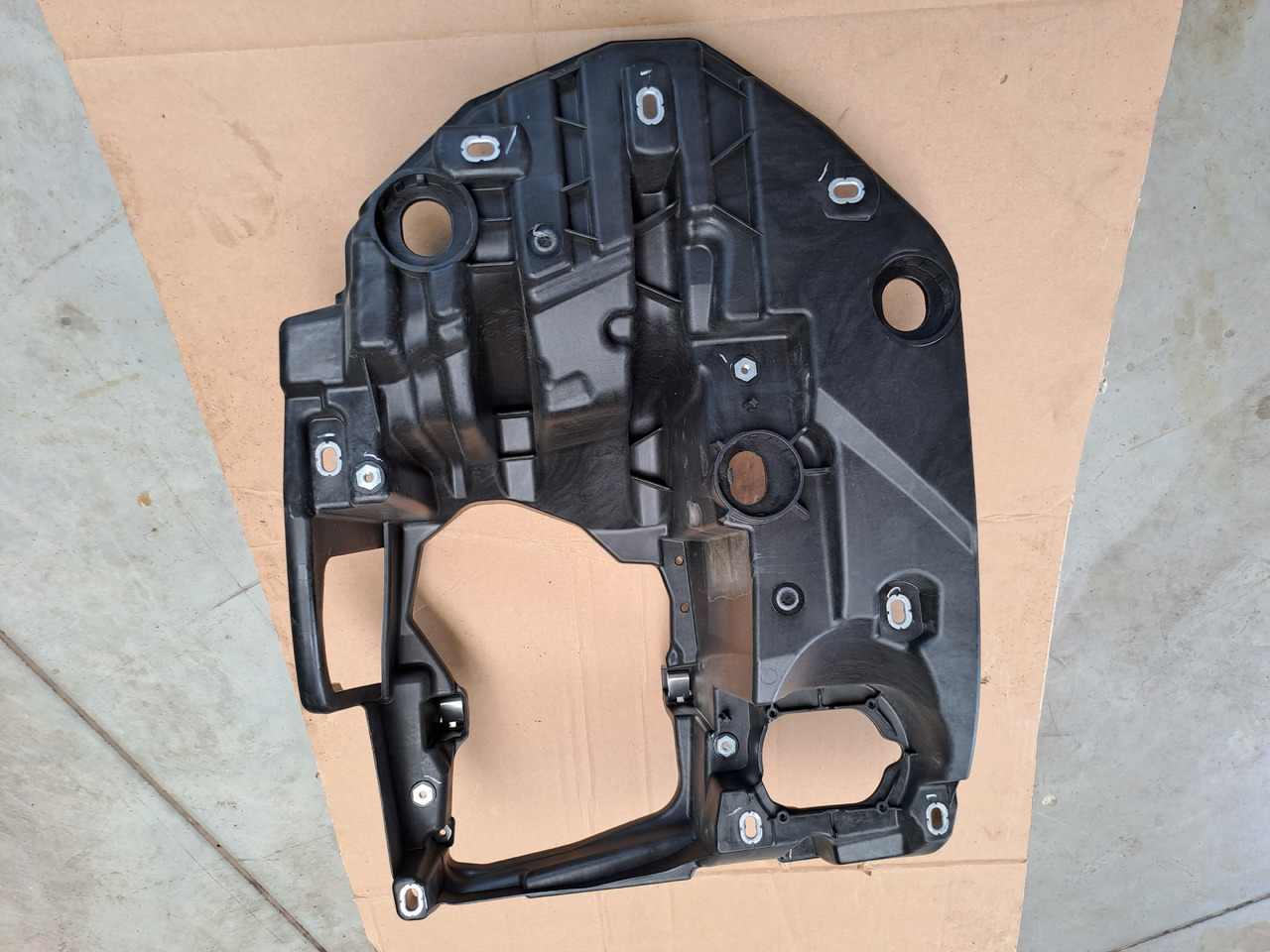 Neuwertiger Träger für Scheinwerfer MAN TG3 rechts, Artikel - Nr. : 81.41610 - 5838 / 5837 - Headlight for Truck: picture 5 Neuwertiger Träger für Scheinwerfer MAN TG3 rechts, Artikel - Nr. : 81.41610 - 5838 / 5837 - Headlight for Truck: picture 5