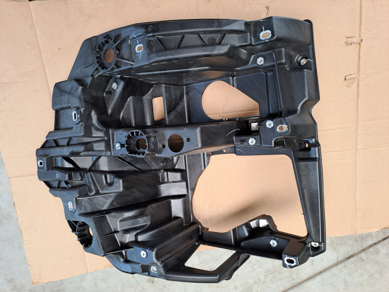 Neuwertiger Träger für Scheinwerfer MAN TG3 rechts, Artikel - Nr. : 81.41614 - 5002 / 5001 - Headlight for Truck: picture 3 Neuwertiger Träger für Scheinwerfer MAN TG3 rechts, Artikel - Nr. : 81.41614 - 5002 / 5001 - Headlight for Truck: picture 3