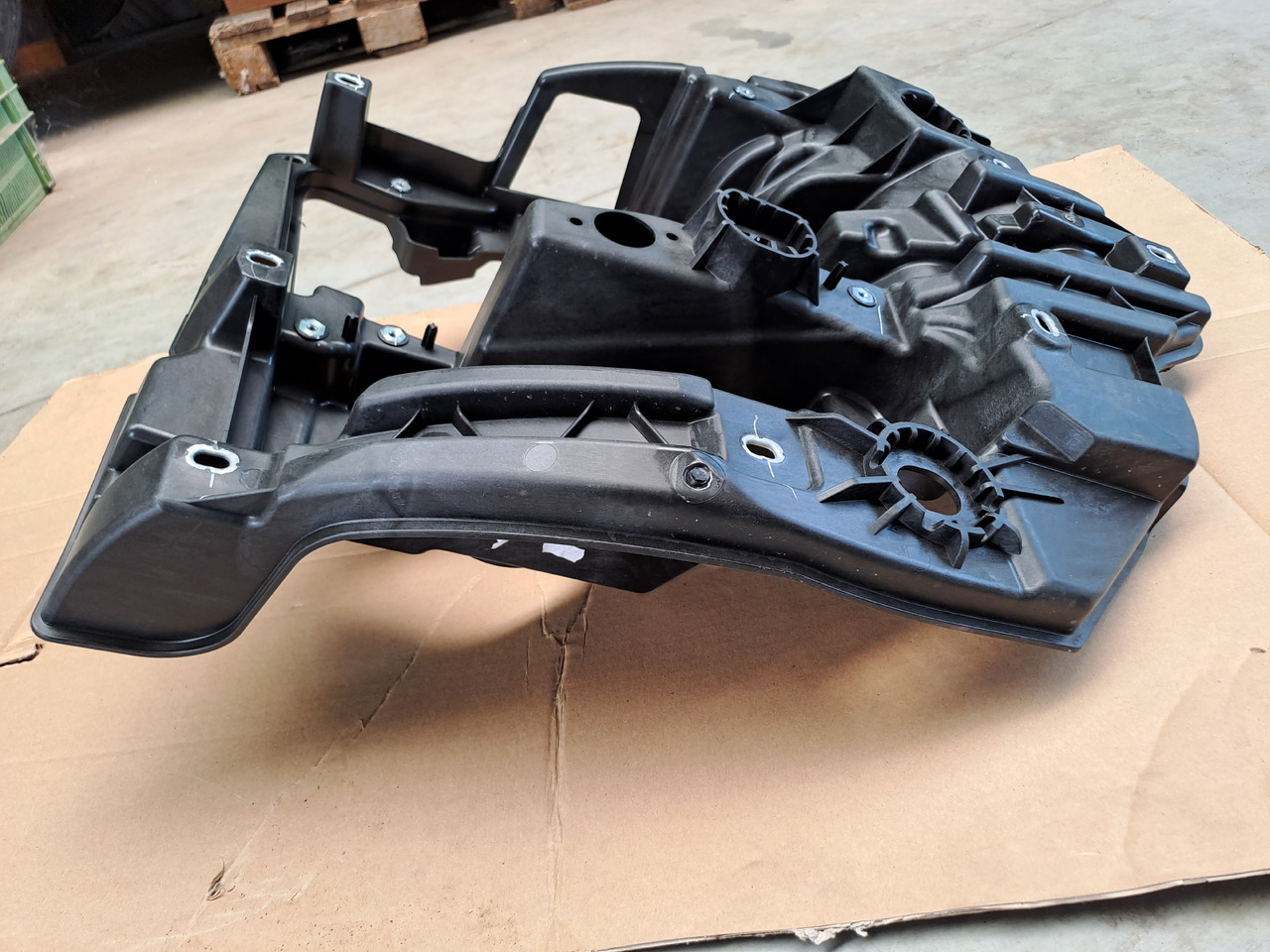 Neuwertiger Träger für Scheinwerfer MAN TG3 rechts, Artikel - Nr. : 81.41614 - 5002 / 5001 - Headlight for Truck: picture 5 Neuwertiger Träger für Scheinwerfer MAN TG3 rechts, Artikel - Nr. : 81.41614 - 5002 / 5001 - Headlight for Truck: picture 5