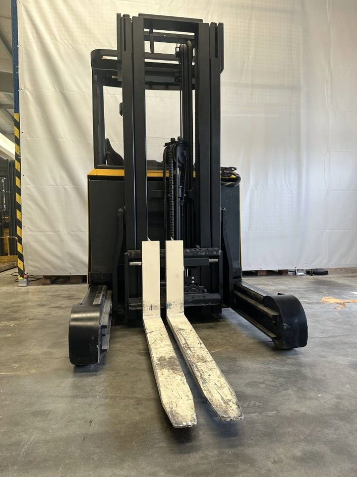 Yale MR14 - Reach truck: picture 5 Yale MR14 - Reach truck: picture 5