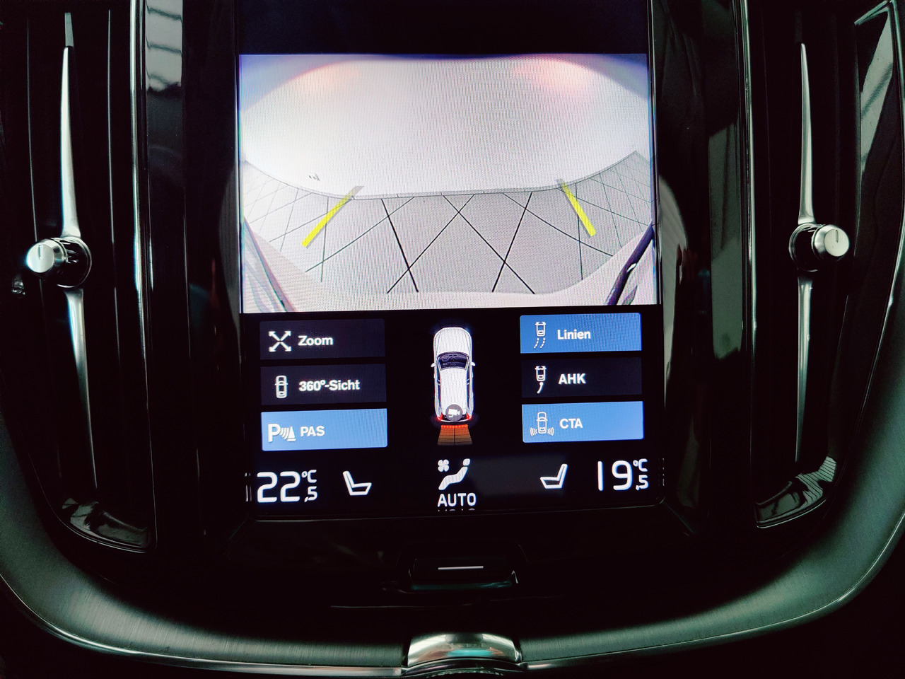 SUV Volvo XC60 t8 twin engine Momentum Plug-In Hybrid AWD AHK Leder Navi: picture 13 SUV Volvo XC60 t8 twin engine Momentum Plug-In Hybrid AWD AHK Leder Navi: picture 13