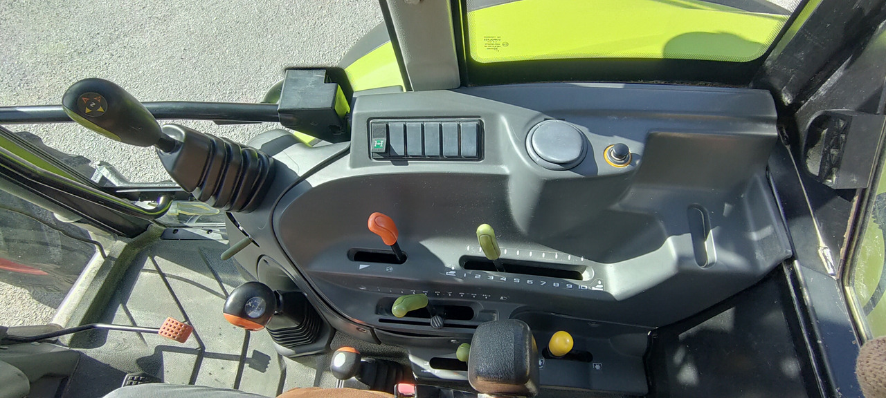 CLAAS AXOS 340 - Farm tractor: picture 5 CLAAS AXOS 340 - Farm tractor: picture 5