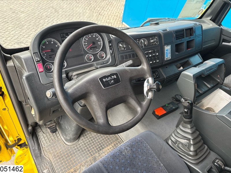 MAN TGA 35 400 8x2, Handgeschakeld, Fassi, Remote - Dropside/ Flatbed truck, Crane truck: picture 5 MAN TGA 35 400 8x2, Handgeschakeld, Fassi, Remote - Dropside/ Flatbed truck, Crane truck: picture 5