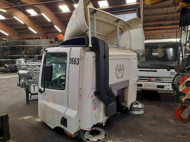 DAF CF75 DAYCAB - Cab and interior for Truck: picture 3 DAF CF75 DAYCAB - Cab and interior for Truck: picture 3