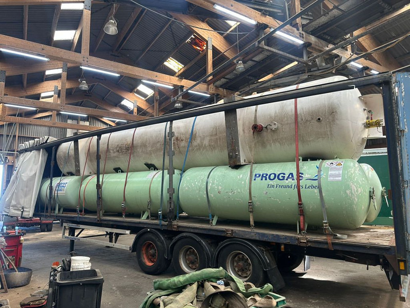 FULL TRAILER LOADED WITH LPG TANKS - Curtainsider semi-trailer: picture 1 FULL TRAILER LOADED WITH LPG TANKS - Curtainsider semi-trailer: picture 1