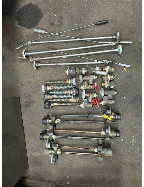 FULL TRAILER LOADED WITH LPG TANKS - Curtainsider semi-trailer: picture 3 FULL TRAILER LOADED WITH LPG TANKS - Curtainsider semi-trailer: picture 3