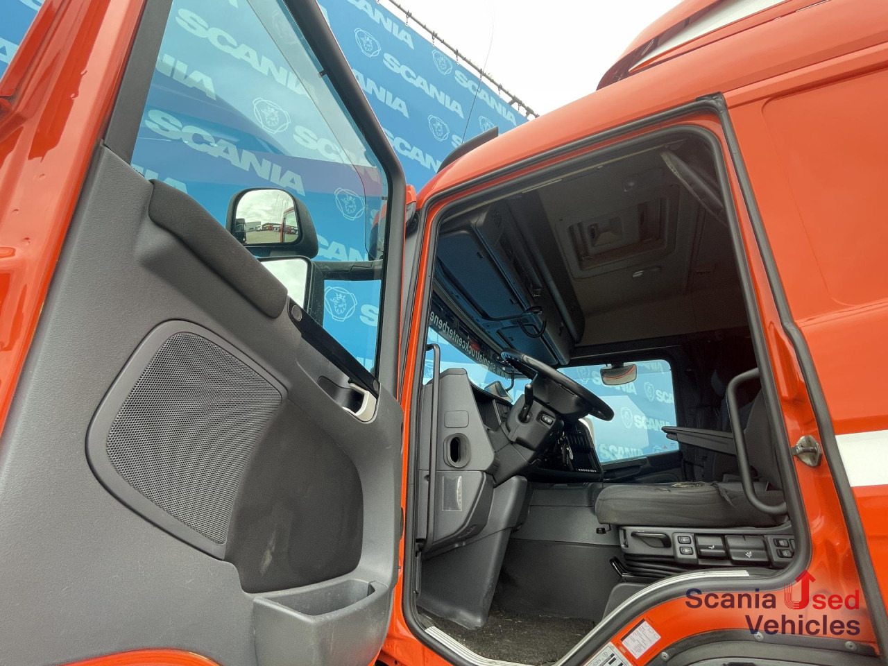 SCANIA P 370 LB4x2MNB RETARDER FULL AIR 705X245X235 - Box truck: picture 3 SCANIA P 370 LB4x2MNB RETARDER FULL AIR 705X245X235 - Box truck: picture 3