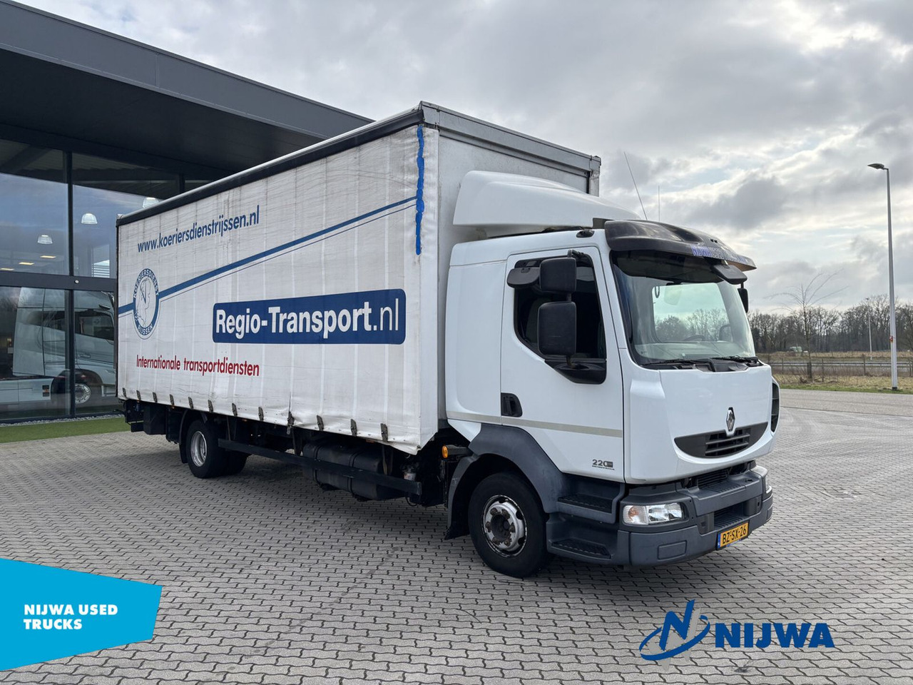 Renault MIDLUM 220 4x2 Schuifzeil + Laadklep - Curtainsider truck: picture 2 Renault MIDLUM 220 4x2 Schuifzeil + Laadklep - Curtainsider truck: picture 2