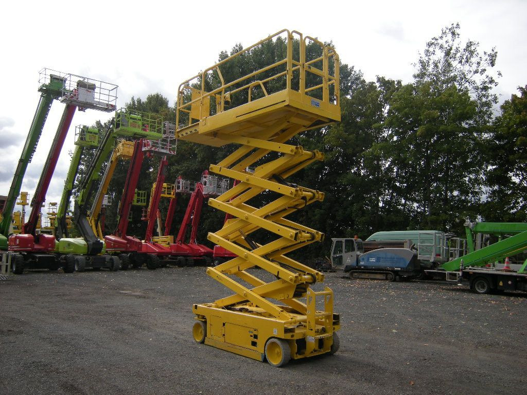 JLG 3246, Scherenarbeitsbühne, 11,9 m - Truck mounted aerial platform: picture 2 JLG 3246, Scherenarbeitsbühne, 11,9 m - Truck mounted aerial platform: picture 2
