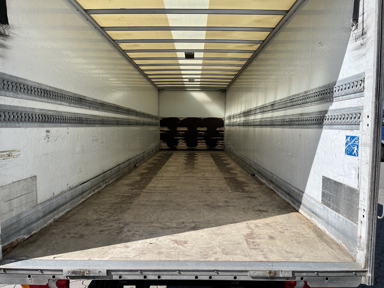 Iveco 120E25 Eurocargo 4x2 Koffer | Ladebordwand - Box truck: picture 3 Iveco 120E25 Eurocargo 4x2 Koffer | Ladebordwand - Box truck: picture 3