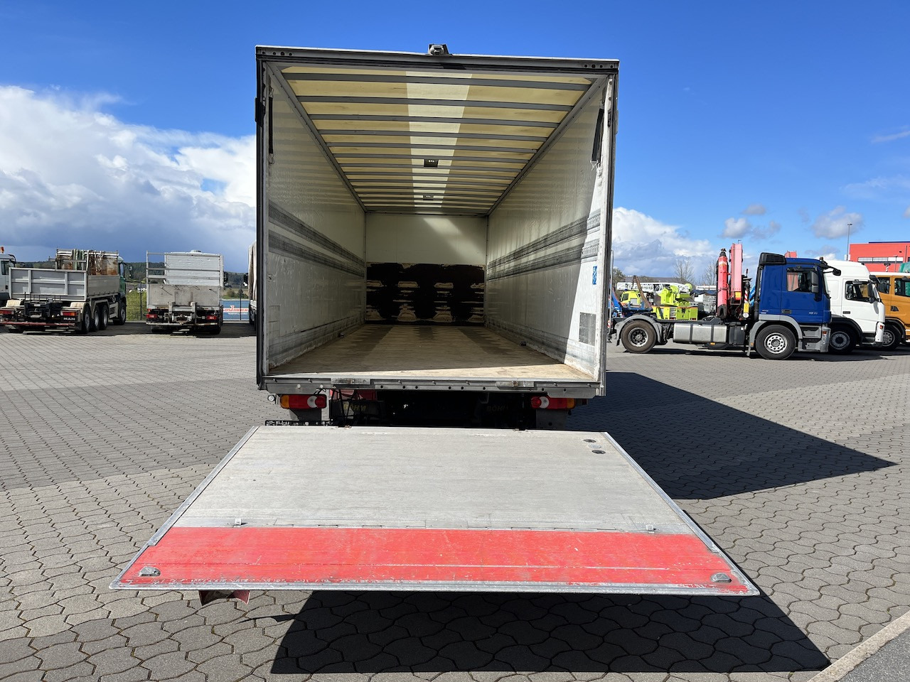 Iveco 120E25 Eurocargo 4x2 Koffer | Ladebordwand - Box truck: picture 2 Iveco 120E25 Eurocargo 4x2 Koffer | Ladebordwand - Box truck: picture 2