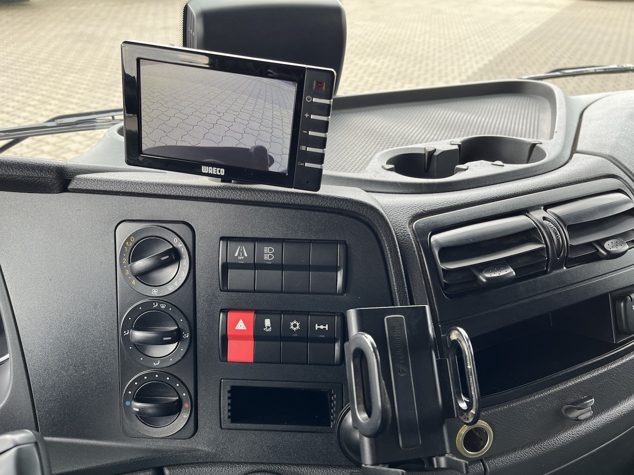 Mercedes-Benz Atego 823 4x2 AHK Hebezug Seilzug Brennholz - Flatbed van: picture 3 Mercedes-Benz Atego 823 4x2 AHK Hebezug Seilzug Brennholz - Flatbed van: picture 3