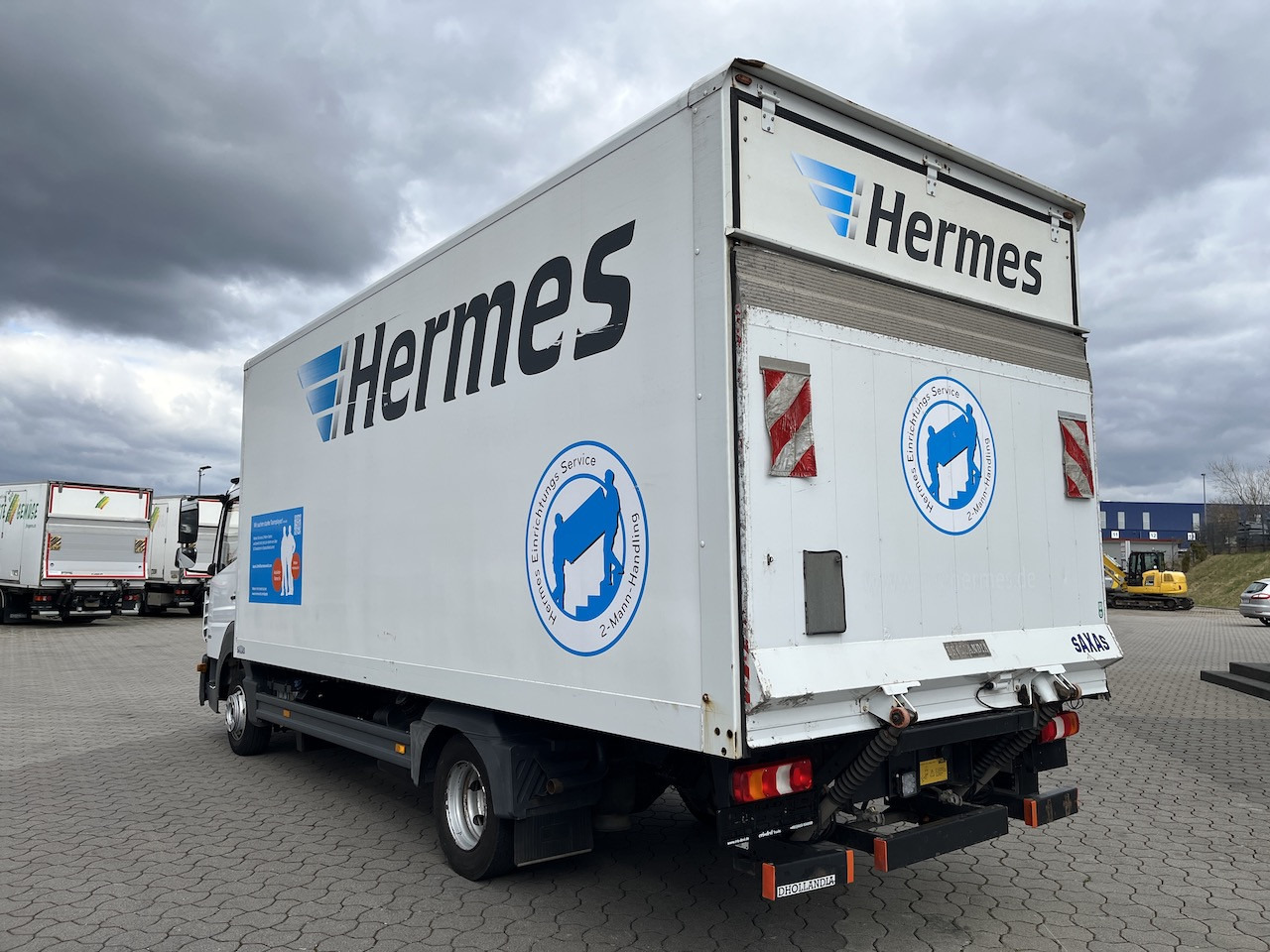 Mercedes-Benz SAXAS Koffer 5,90 m + Ladebordwand 1t - Box van: picture 1 Mercedes-Benz SAXAS Koffer 5,90 m + Ladebordwand 1t - Box van: picture 1