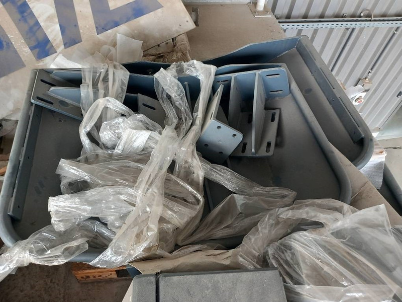 Komatsu PW158-11 MUDGUARDS - Attachment for Construction machinery: picture 4 Komatsu PW158-11 MUDGUARDS - Attachment for Construction machinery: picture 4