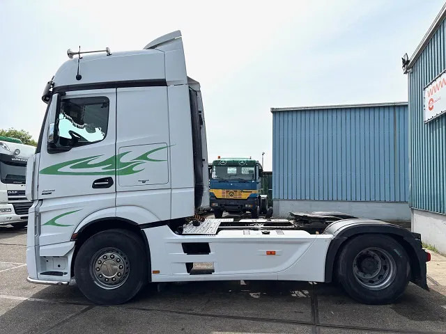 Mercedes-Benz Actros 1845 LS BIGSPACE (RETARDER / EURO 5 / TELLIGENT GEARBOX / FULL SPOILERSET / 2x DIESELTANK / AIRCONDITIONING) - Tractor unit: picture 5 Mercedes-Benz Actros 1845 LS BIGSPACE (RETARDER / EURO 5 / TELLIGENT GEARBOX / FULL SPOILERSET / 2x DIESELTANK / AIRCONDITIONING) - Tractor unit: picture 5