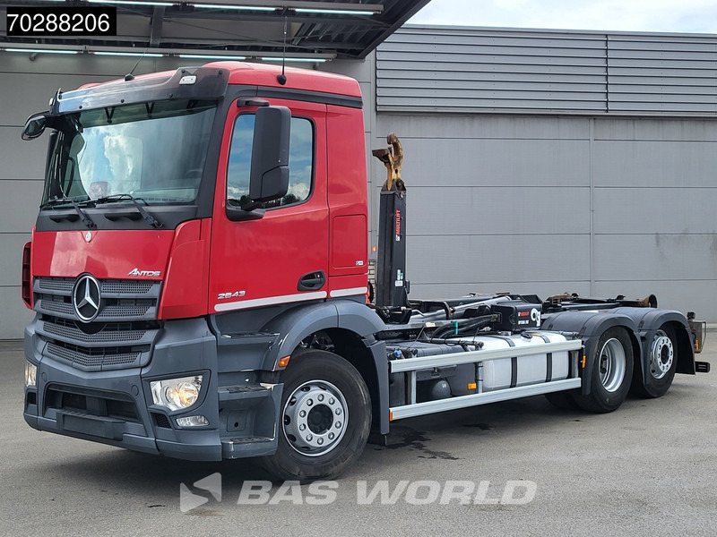 Mercedes-Benz Antos 2643 6X2 20tons HIAB 0PT20S59 Retarder Lift Axle Automatic ACC Euro 6 - Hook lift truck: picture 3 Mercedes-Benz Antos 2643 6X2 20tons HIAB 0PT20S59 Retarder Lift Axle Automatic ACC Euro 6 - Hook lift truck: picture 3