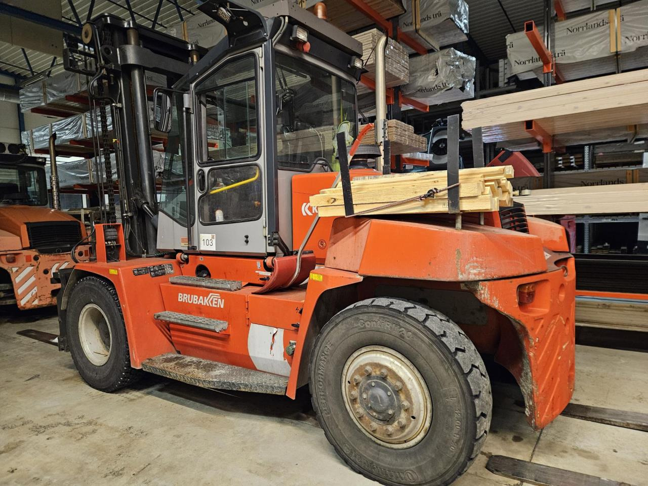 Kalmar DCE100-6 - Diesel forklift: picture 2 Kalmar DCE100-6 - Diesel forklift: picture 2