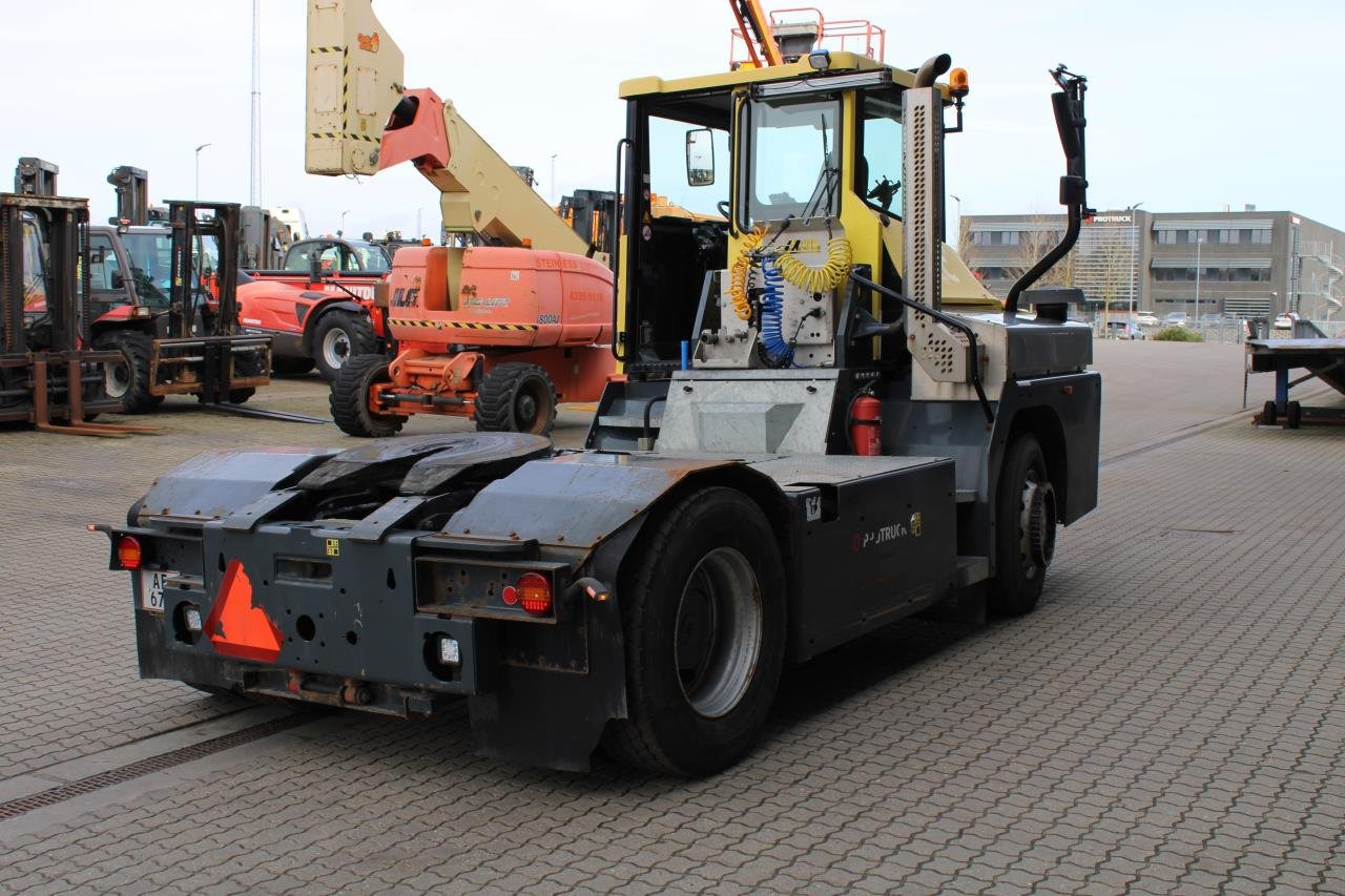 MOL RM255 4X4 - Terminal tractor: picture 3 MOL RM255 4X4 - Terminal tractor: picture 3