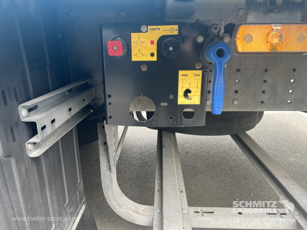 SCHMITZ Curtainsider Standard - Curtainsider semi-trailer: picture 3 SCHMITZ Curtainsider Standard - Curtainsider semi-trailer: picture 3