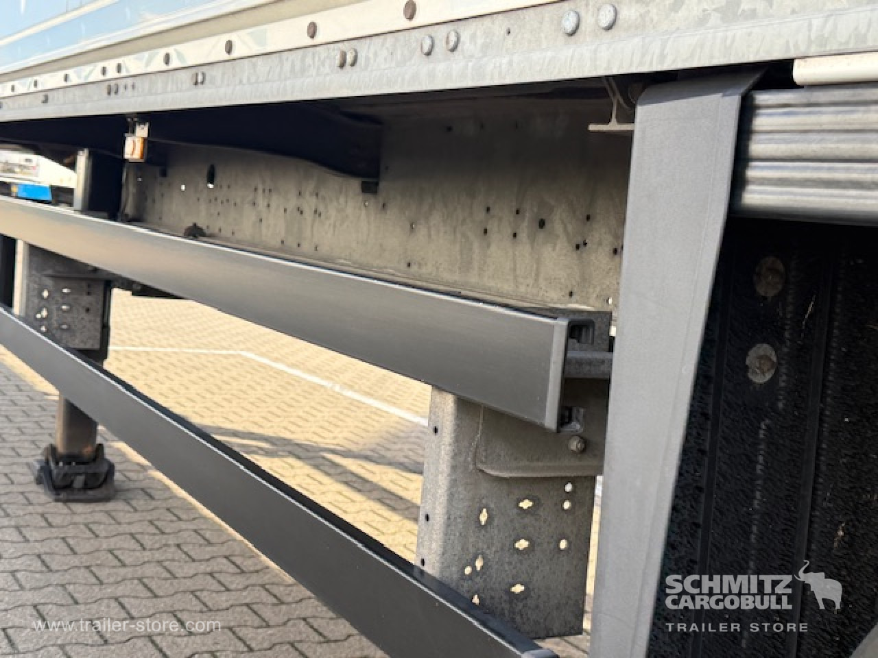 SCHMITZ Oplegger Kasten Standard Taillift - Closed box semi-trailer: picture 4 SCHMITZ Oplegger Kasten Standard Taillift - Closed box semi-trailer: picture 4