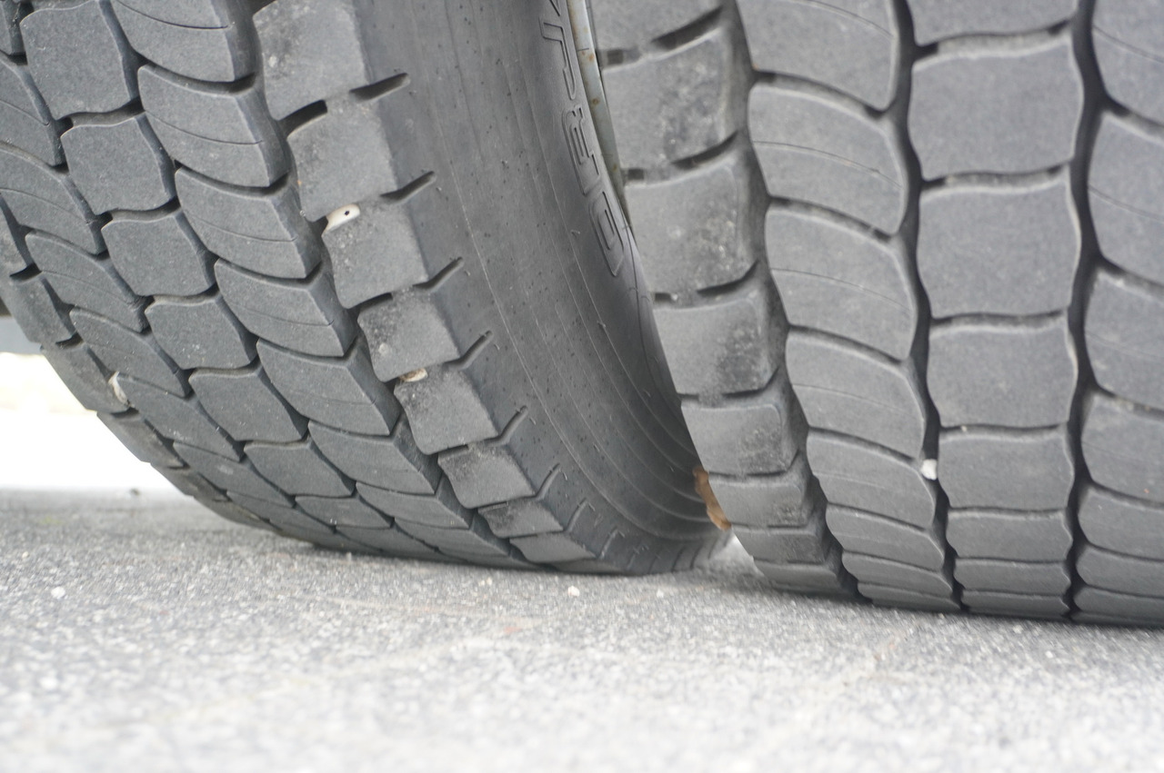 Refrigerator truck MERCEDES-BENZ Actros 1824 / Refrigerator 22 EPAL / Carrier Supra 850 / Sleeping cabin: picture 12 Refrigerator truck MERCEDES-BENZ Actros 1824 / Refrigerator 22 EPAL / Carrier Supra 850 / Sleeping cabin: picture 12