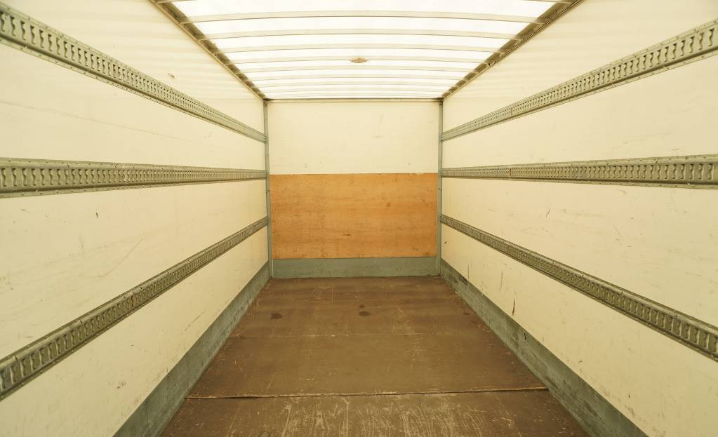 RENAULT D12 E6 / Container 18 pallets / tail lift - Box truck: picture 5 RENAULT D12 E6 / Container 18 pallets / tail lift - Box truck: picture 5