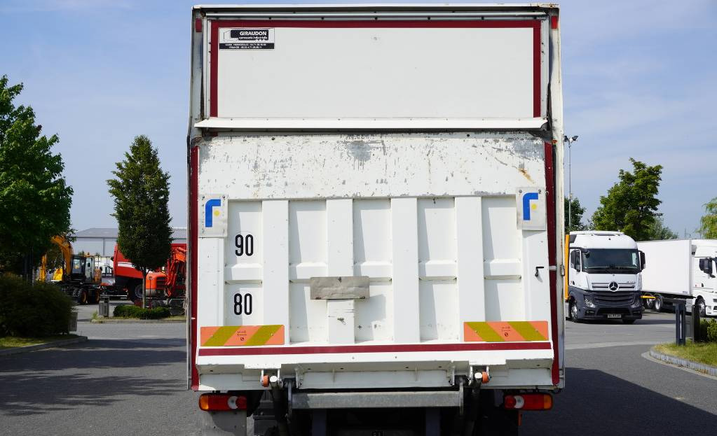RENAULT Renault D12 E6 / Container 18 pallets / tail lift - Box truck: picture 4 RENAULT Renault D12 E6 / Container 18 pallets / tail lift - Box truck: picture 4