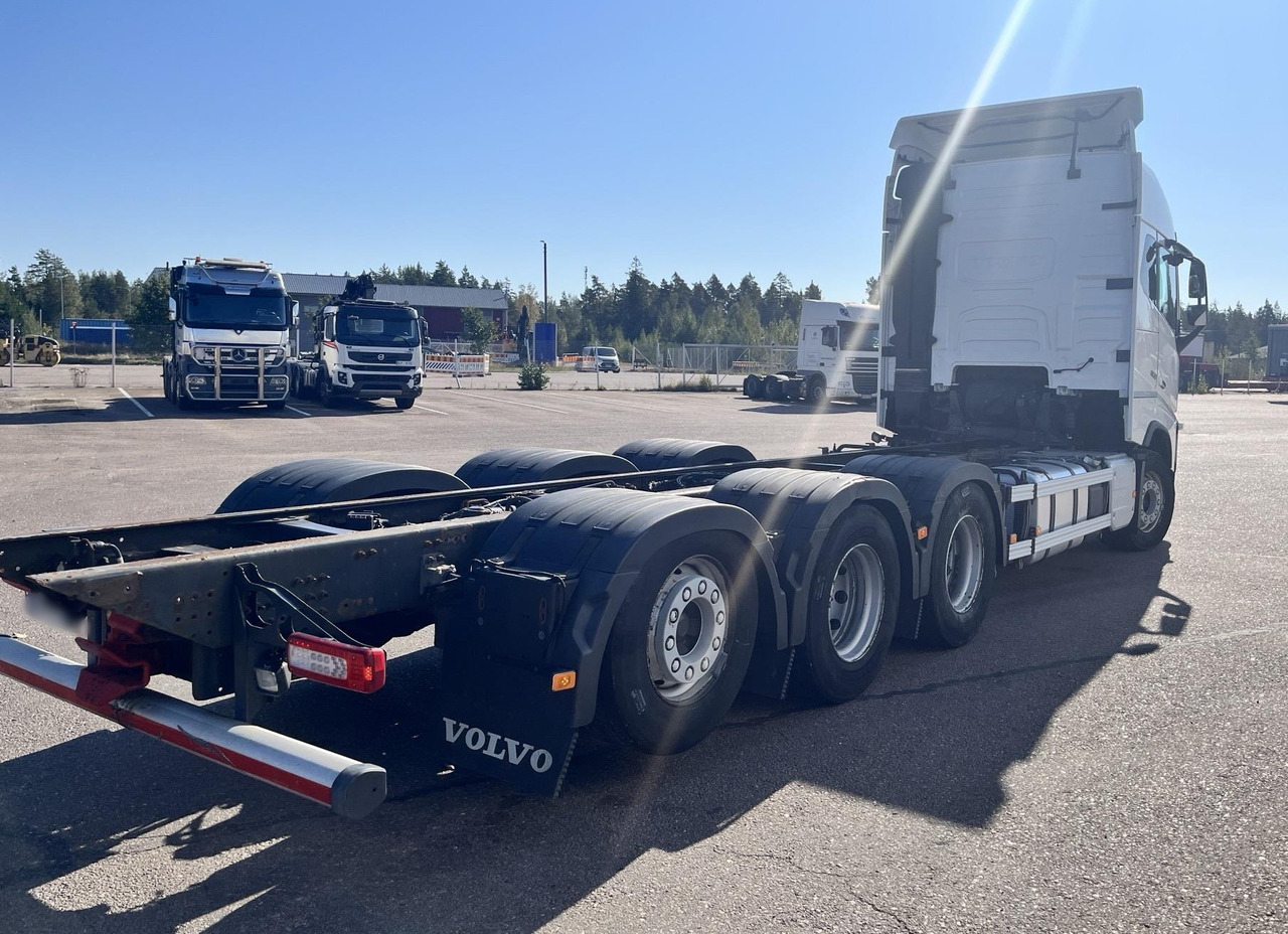 VOLVO FH 650 8x4 / Truck chassis / Sleeper cab - Cab chassis truck: picture 3 VOLVO FH 650 8x4 / Truck chassis / Sleeper cab - Cab chassis truck: picture 3