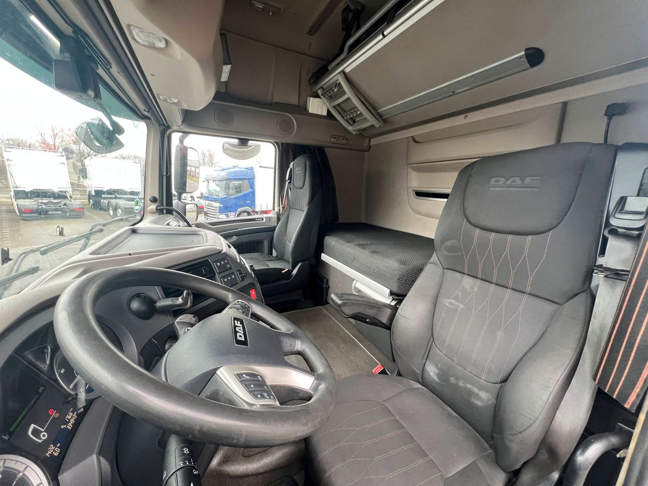 Tractor unit DAF XF 480 FT SSC LowDeck MX-Engine Brake Standklima: picture 14