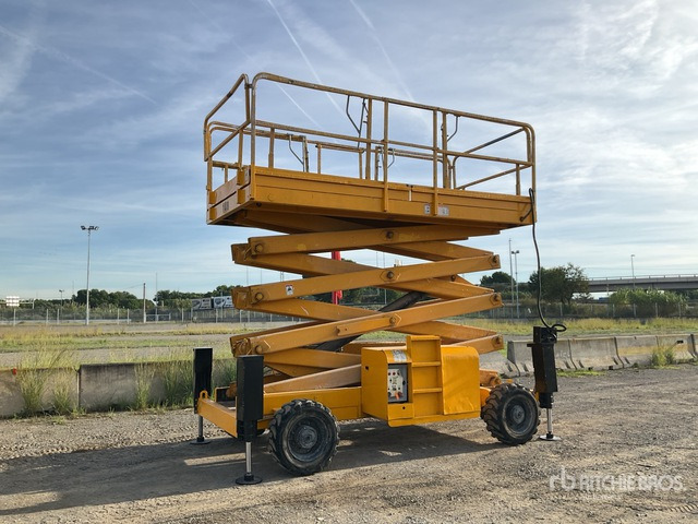 2003 Haulotte H15SDX 4x4 Diesel Scissor Lift - Scissor lift: picture 2 2003 Haulotte H15SDX 4x4 Diesel Scissor Lift - Scissor lift: picture 2
