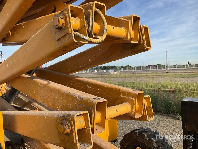 2003 Haulotte H15SDX 4x4 Diesel Scissor Lift - Scissor lift: picture 4 2003 Haulotte H15SDX 4x4 Diesel Scissor Lift - Scissor lift: picture 4