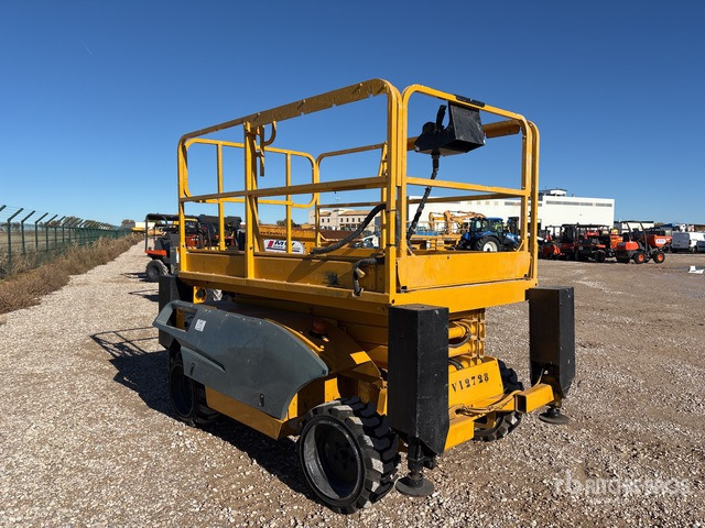 2006 Haulotte Compact 10DX 4x4 Diesel Scissor Lift - Scissor lift: picture 3 2006 Haulotte Compact 10DX 4x4 Diesel Scissor Lift - Scissor lift: picture 3