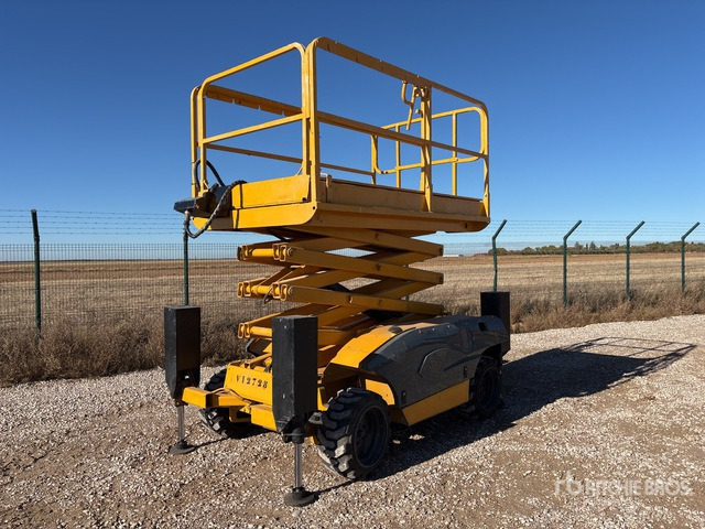 2006 Haulotte Compact 10DX 4x4 Diesel Scissor Lift - Scissor lift: picture 1 2006 Haulotte Compact 10DX 4x4 Diesel Scissor Lift - Scissor lift: picture 1