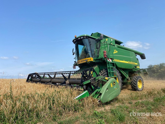 2004 John Deere 9660 WTS Hillmaster II with header and header trailer ... Combine Harvester - Combine harvester: picture 2 2004 John Deere 9660 WTS Hillmaster II with header and header trailer ... Combine Harvester - Combine harvester: picture 2