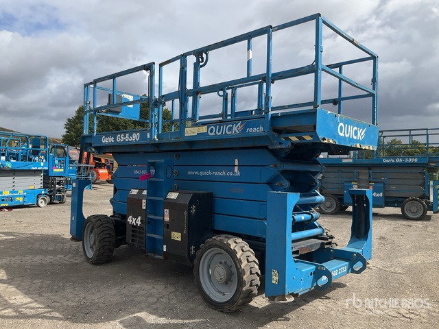 2015 Genie GS5390 4x4 Diesel Scissor Lift - Scissor lift: picture 2 2015 Genie GS5390 4x4 Diesel Scissor Lift - Scissor lift: picture 2