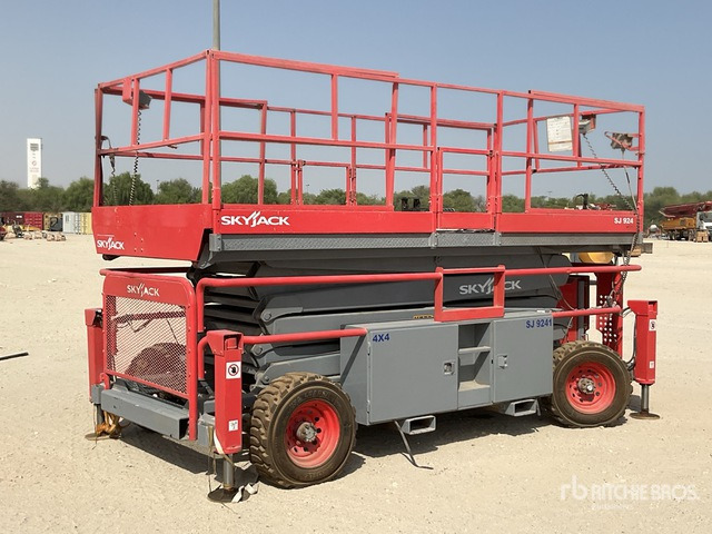 2012 Skyjack SJ9241 4x4 Diesel Scissor Lift - Scissor lift: picture 3 2012 Skyjack SJ9241 4x4 Diesel Scissor Lift - Scissor lift: picture 3