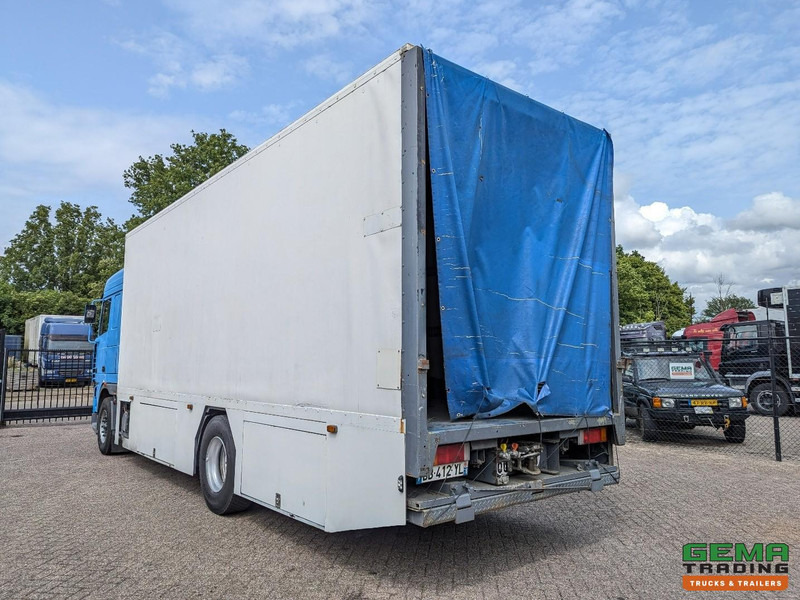 DAF XF95.430 4x2 Spacecab Euro2 - Retarder - Geslotenbak 7.7m - Handgeschakeld - Vangmuil - Box truck: picture 4 DAF XF95.430 4x2 Spacecab Euro2 - Retarder - Geslotenbak 7.7m - Handgeschakeld - Vangmuil - Box truck: picture 4