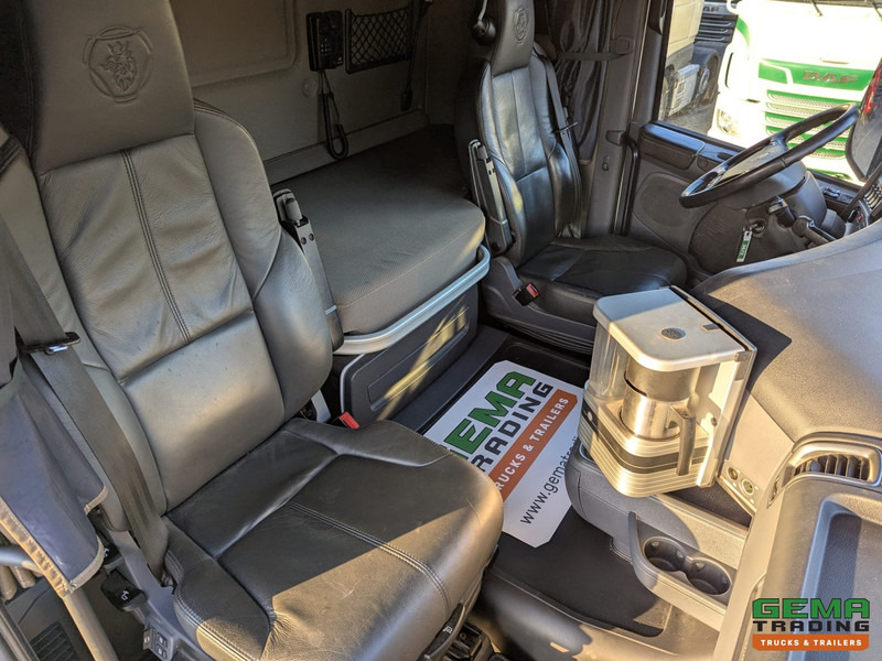 Interior photo 1: Tractor unit Scania R730 6x4 Highline Euro6 - V8 - Retarder - RVS Kist - Schuifschotel